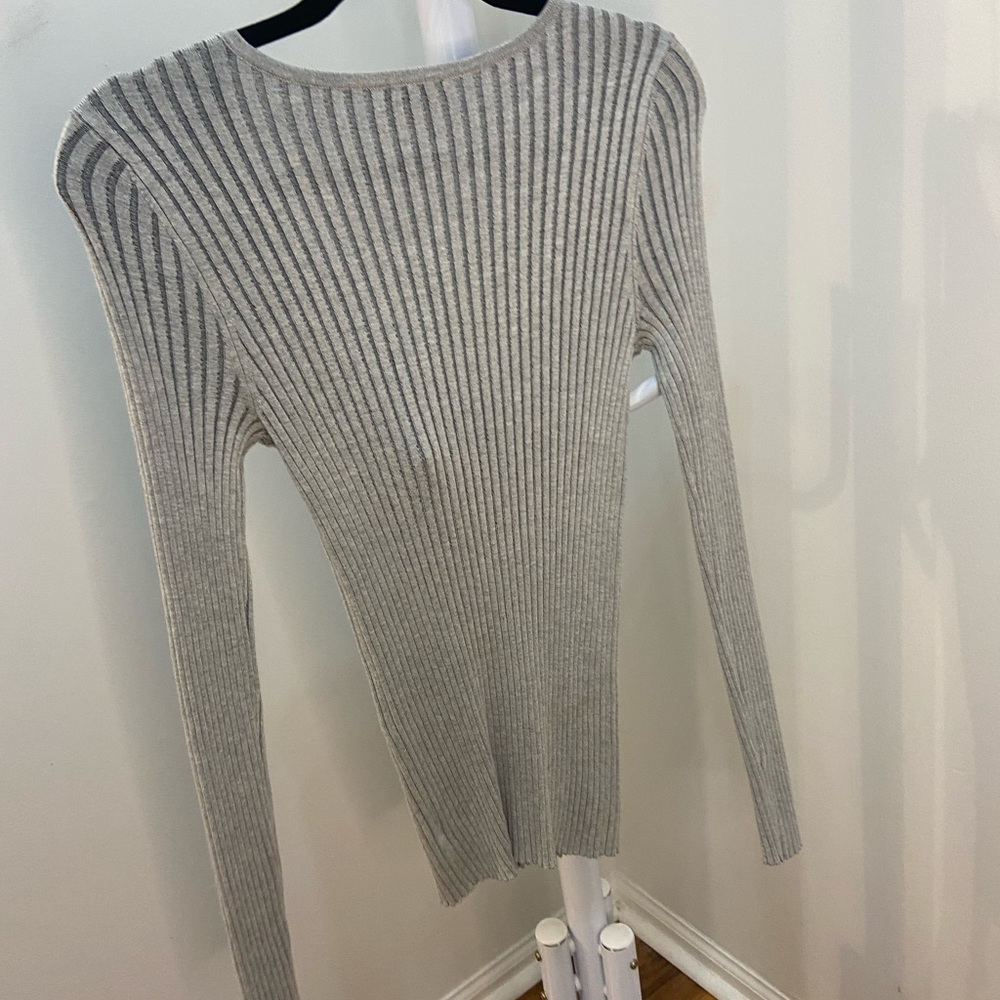 Express Ribbed V-Neck Sweater in Gray Womens Size Medium - Picture 3 of 4